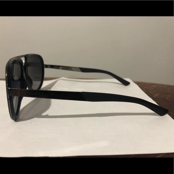 Used Gucci Aviator sunglasses with Gucci stripe - Picture 2 of 6